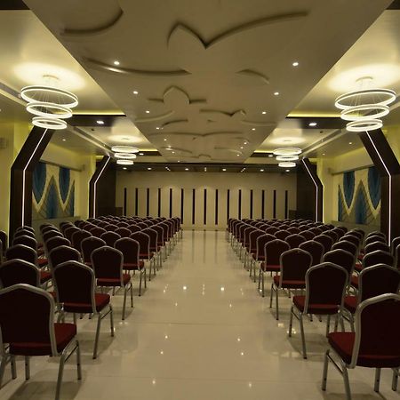 Hotel Jhankar Palace Dhule Bagian luar foto