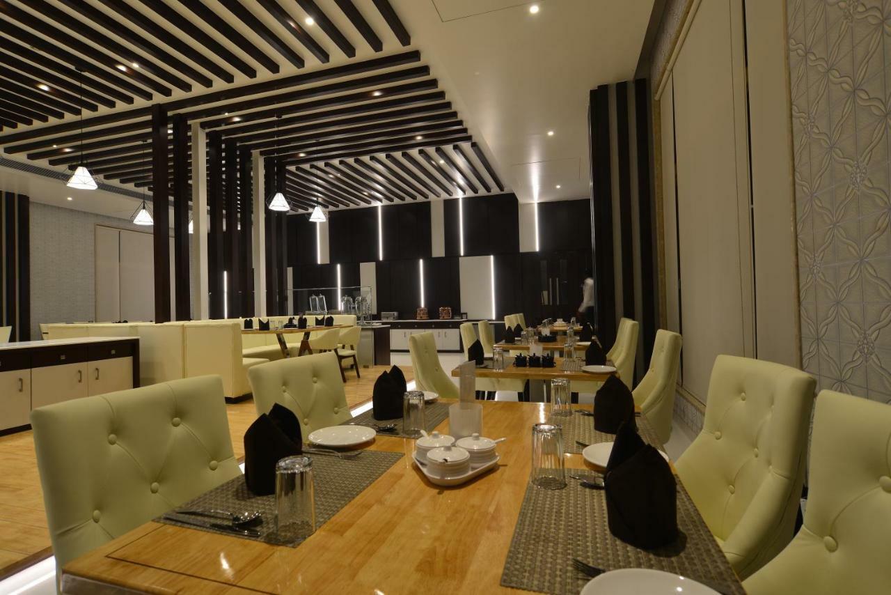 Hotel Jhankar Palace Dhule Bagian luar foto