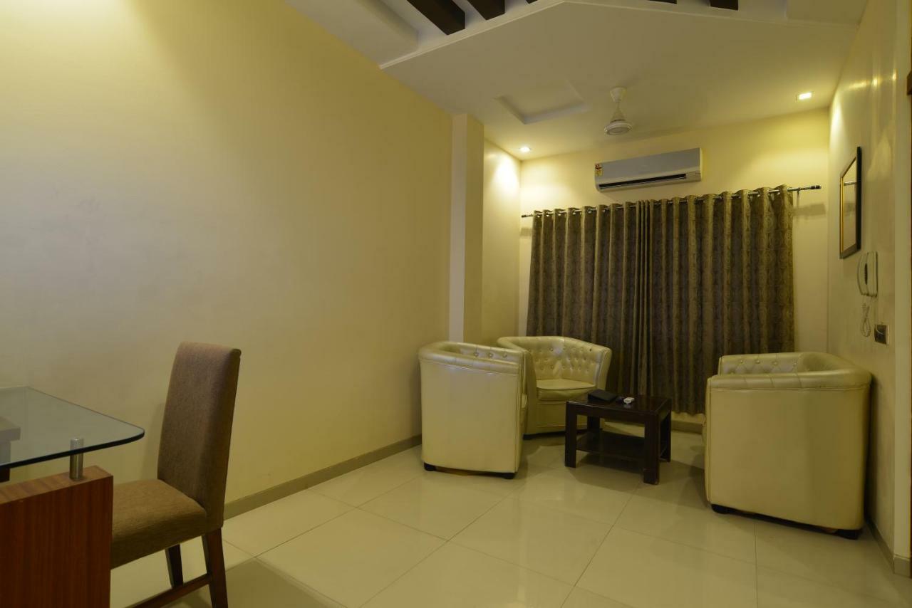 Hotel Jhankar Palace Dhule Bagian luar foto