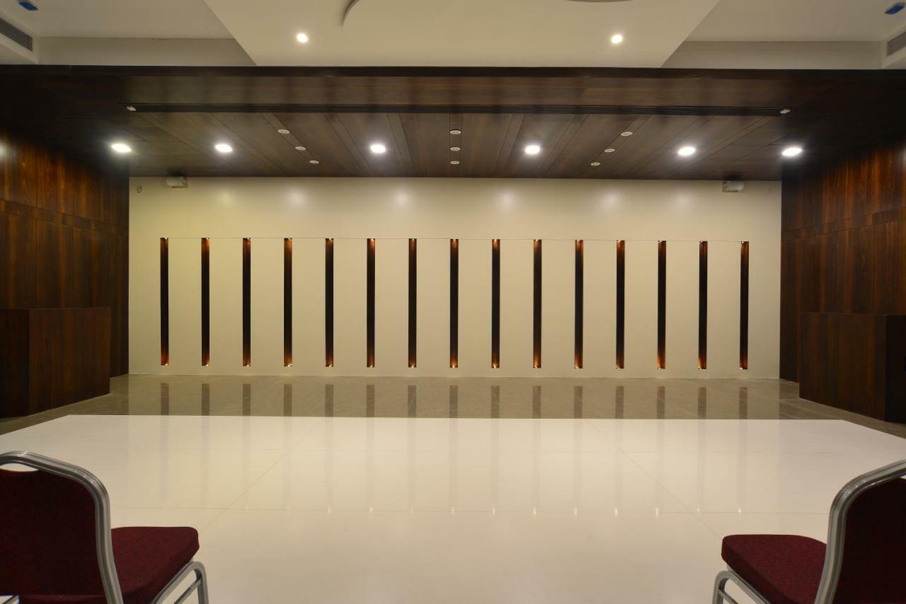 Hotel Jhankar Palace Dhule Bagian luar foto