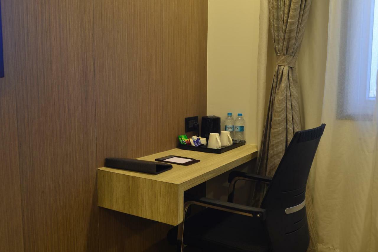 Hotel Jhankar Palace Dhule Bagian luar foto