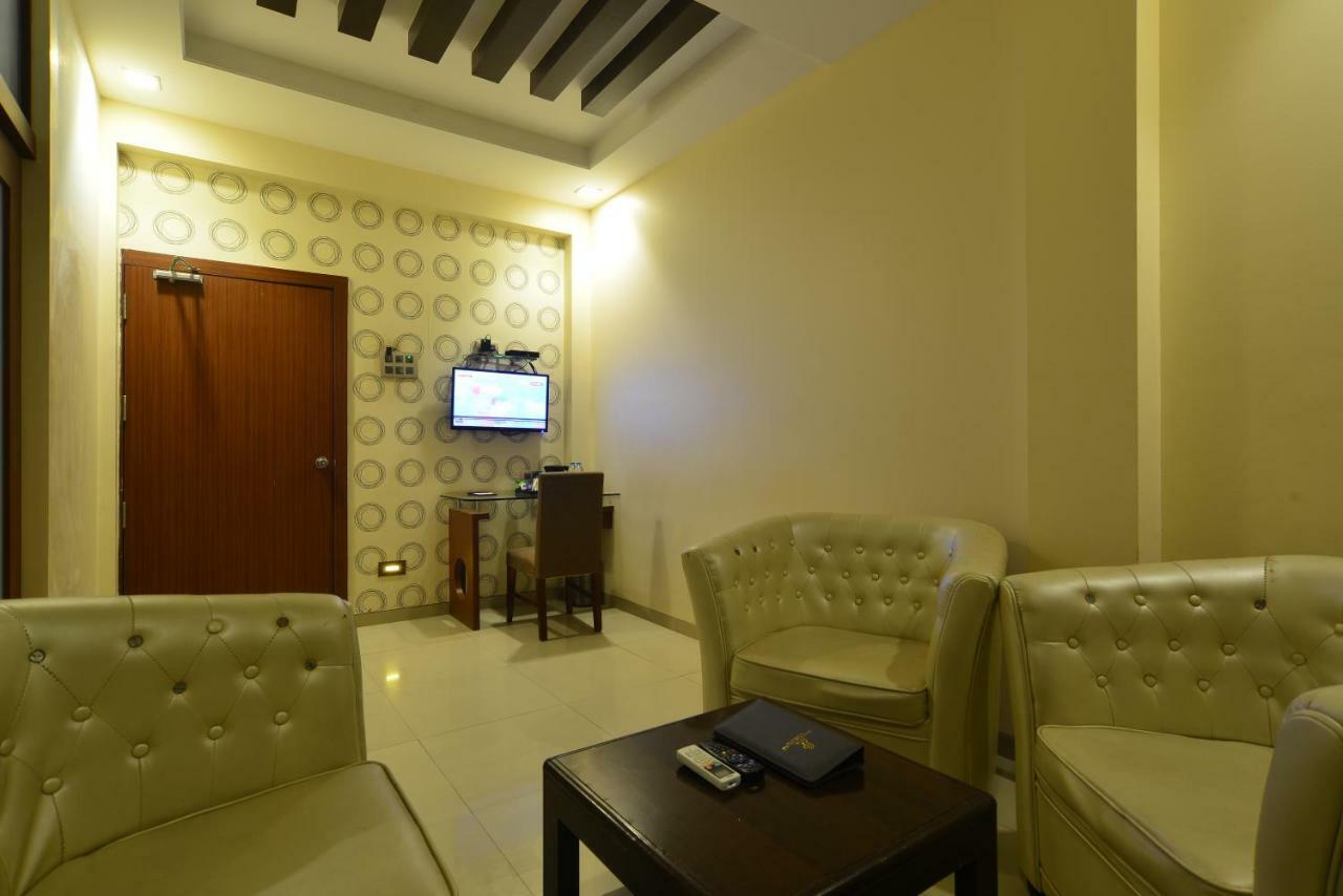 Hotel Jhankar Palace Dhule Bagian luar foto