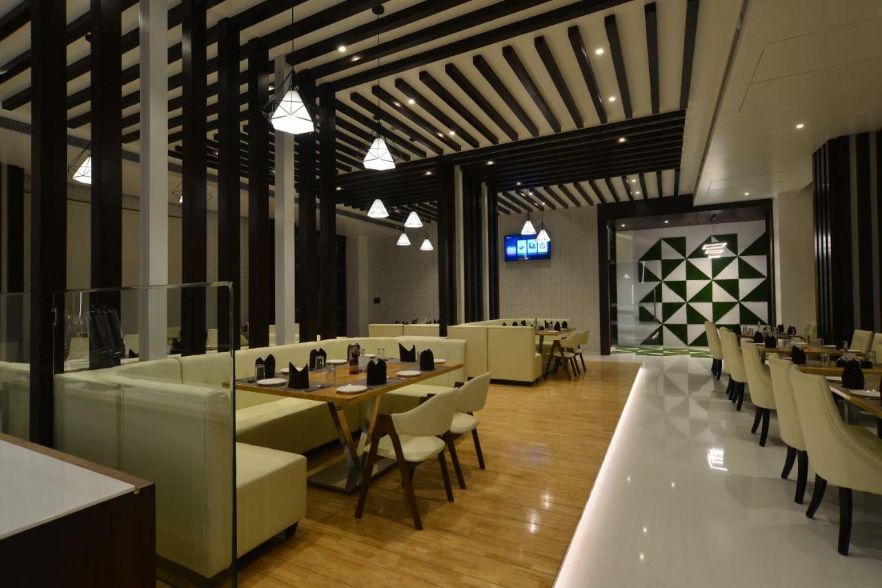 Hotel Jhankar Palace Dhule Bagian luar foto
