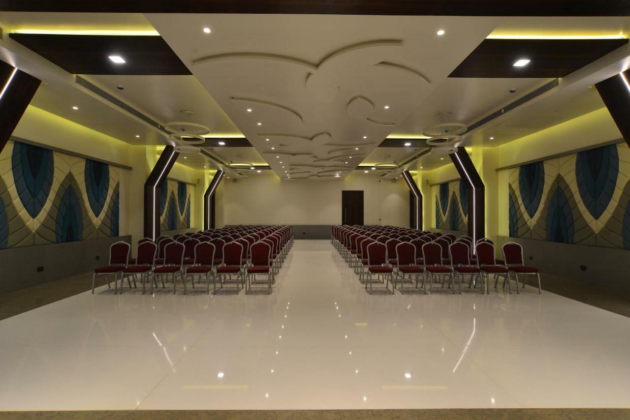 Hotel Jhankar Palace Dhule Bagian luar foto