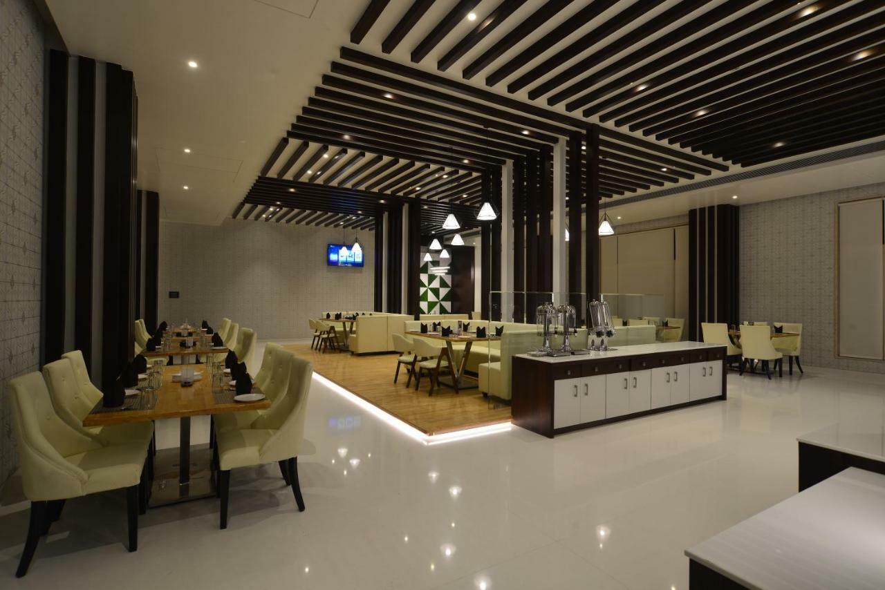 Hotel Jhankar Palace Dhule Bagian luar foto