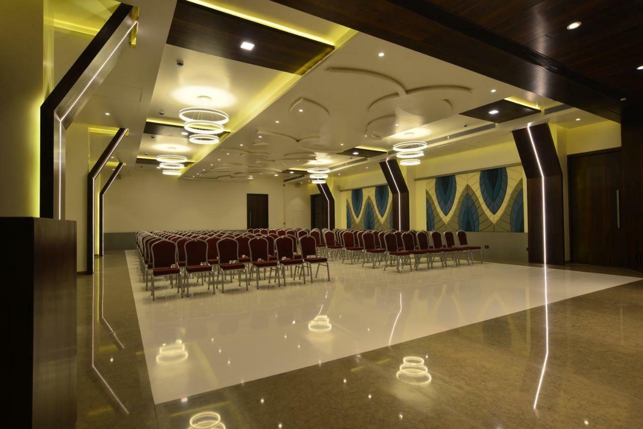 Hotel Jhankar Palace Dhule Bagian luar foto