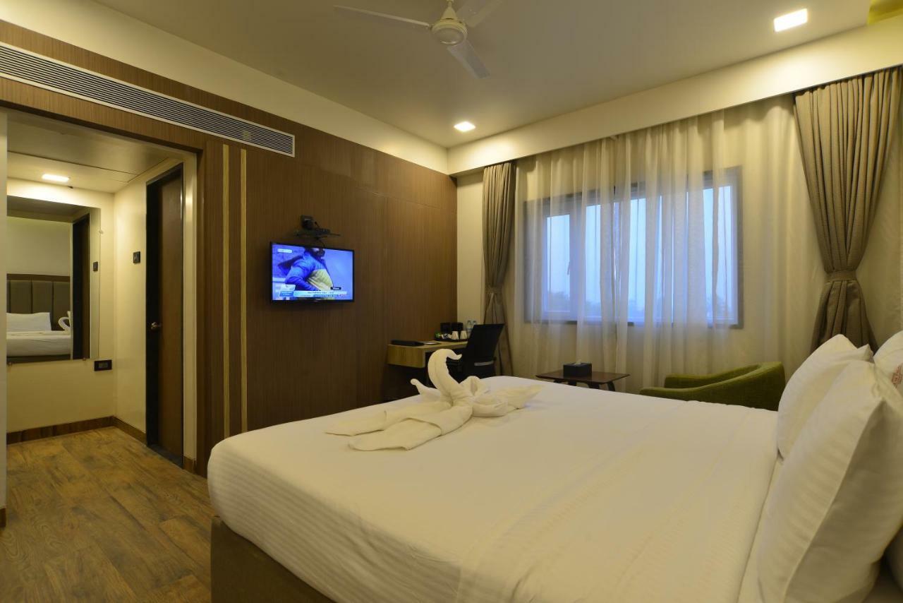 Hotel Jhankar Palace Dhule Bagian luar foto