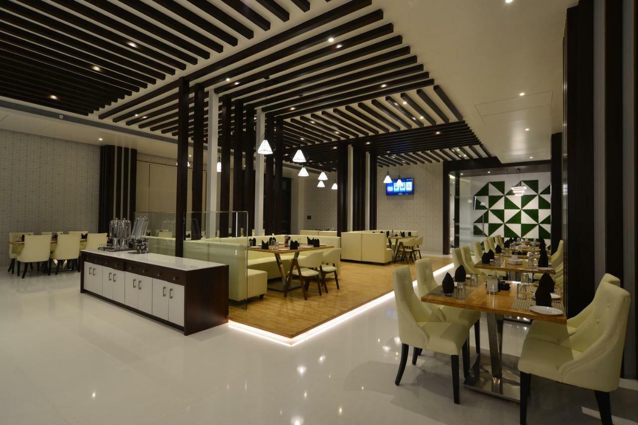 Hotel Jhankar Palace Dhule Bagian luar foto
