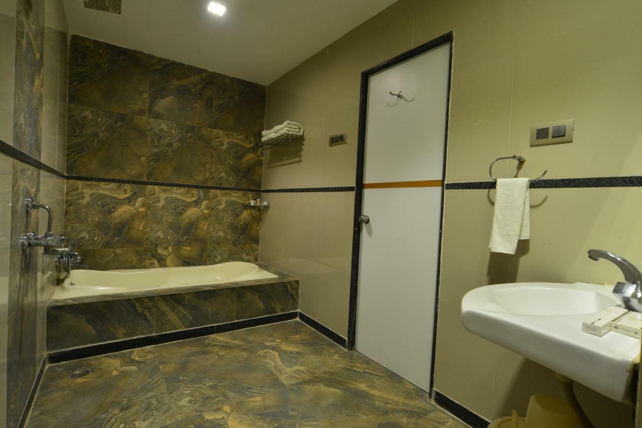 Hotel Jhankar Palace Dhule Bagian luar foto