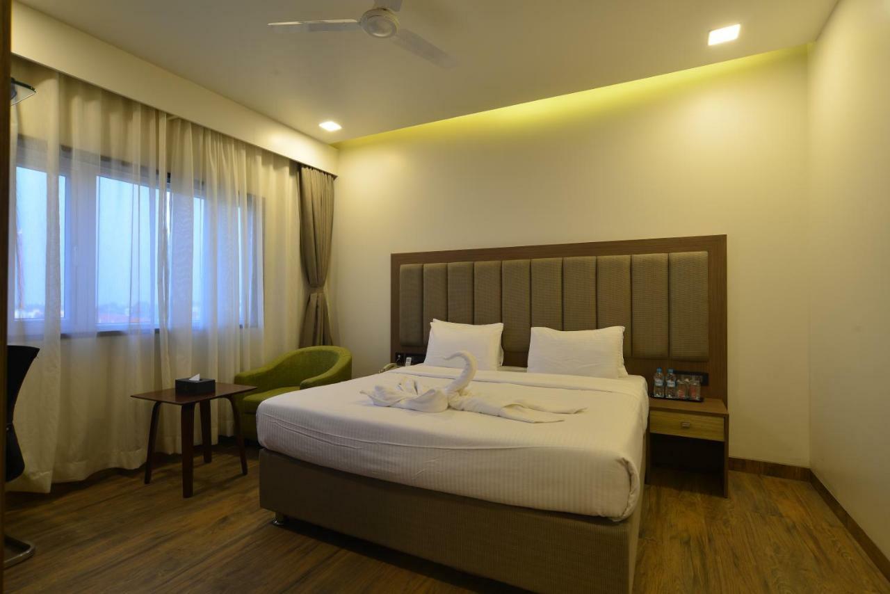 Hotel Jhankar Palace Dhule Bagian luar foto