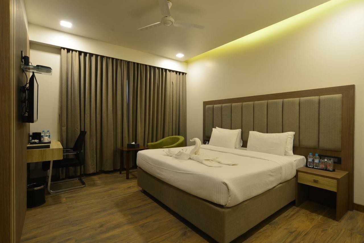 Hotel Jhankar Palace Dhule Bagian luar foto