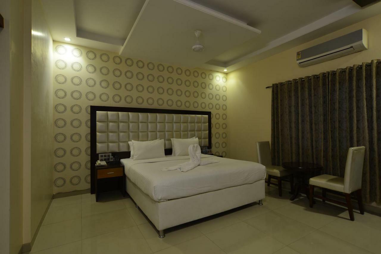 Hotel Jhankar Palace Dhule Bagian luar foto
