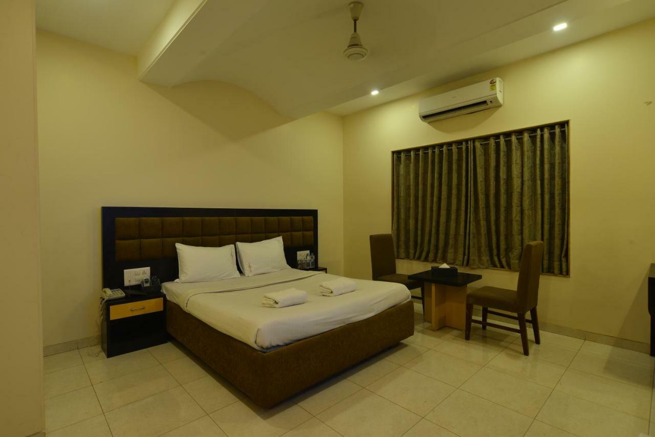 Hotel Jhankar Palace Dhule Bagian luar foto