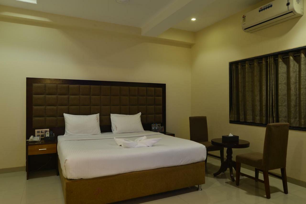 Hotel Jhankar Palace Dhule Bagian luar foto