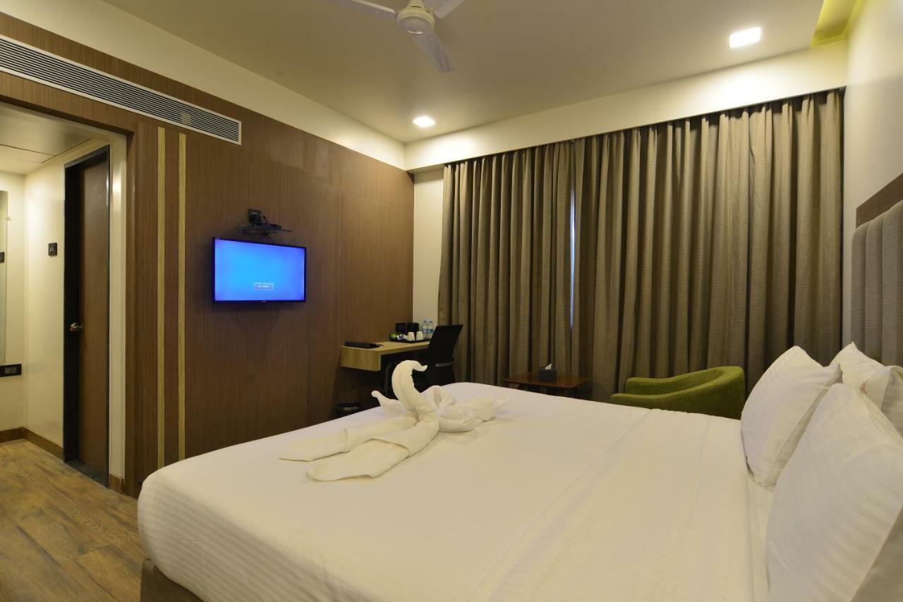 Hotel Jhankar Palace Dhule Bagian luar foto