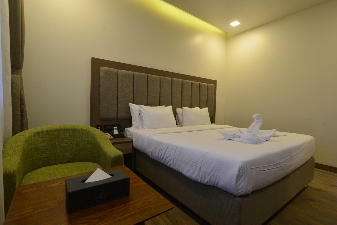 Hotel Jhankar Palace Dhule Bagian luar foto