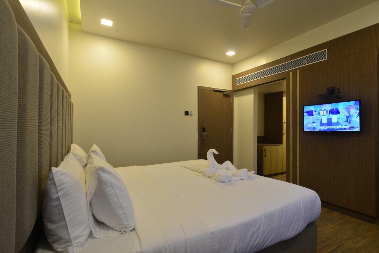 Hotel Jhankar Palace Dhule Bagian luar foto